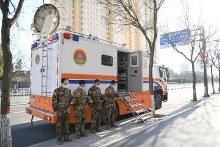 山西省人防辦信息保障中心值守人員肅立默哀，向英雄致敬、愿逝者安息